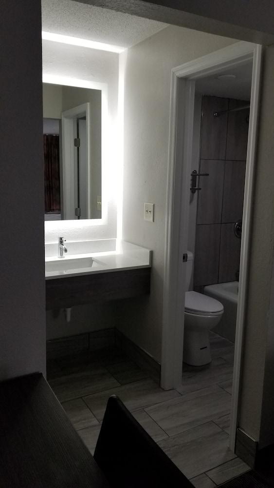 Days Inn & Suites By Wyndham Charleston Airport West Норт Чарлстън Екстериор снимка