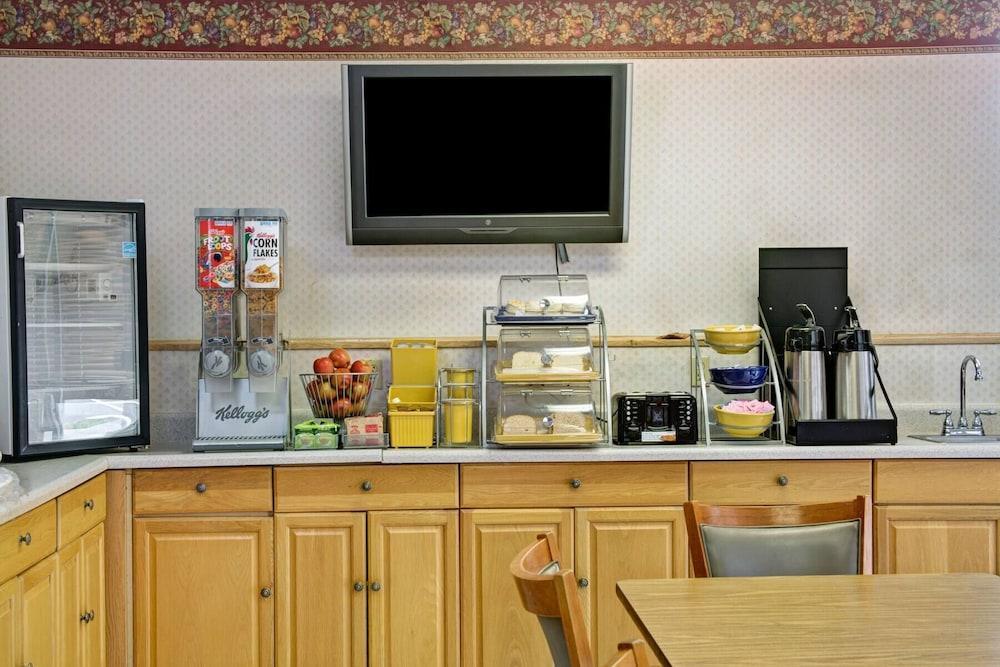Days Inn & Suites By Wyndham Charleston Airport West Норт Чарлстън Екстериор снимка