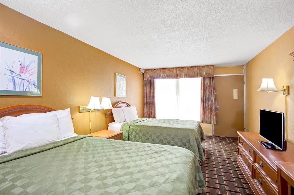 Days Inn & Suites By Wyndham Charleston Airport West Норт Чарлстън Екстериор снимка