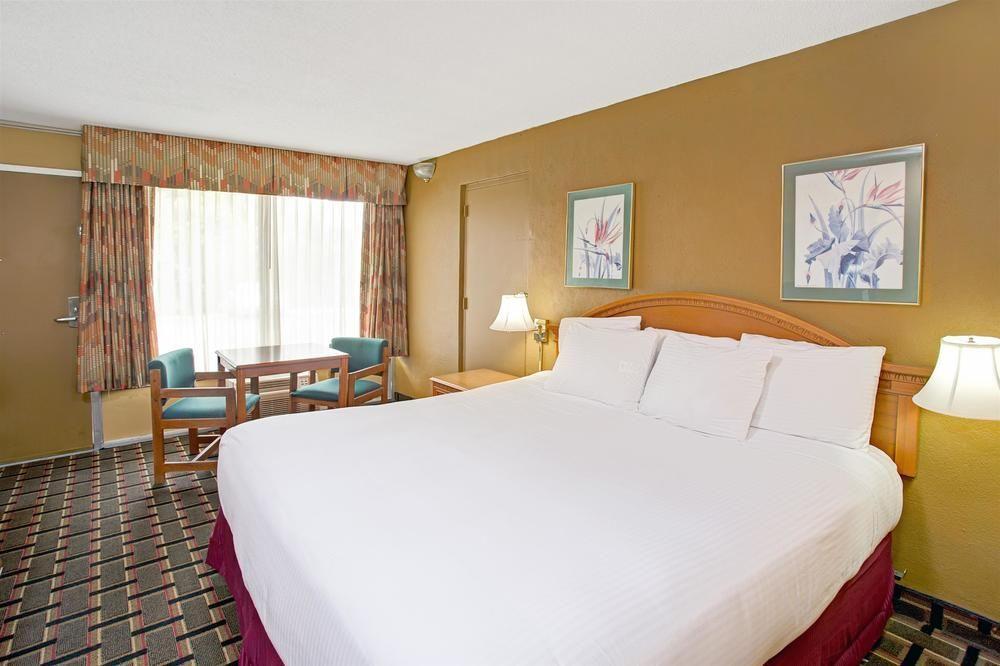 Days Inn & Suites By Wyndham Charleston Airport West Норт Чарлстън Екстериор снимка