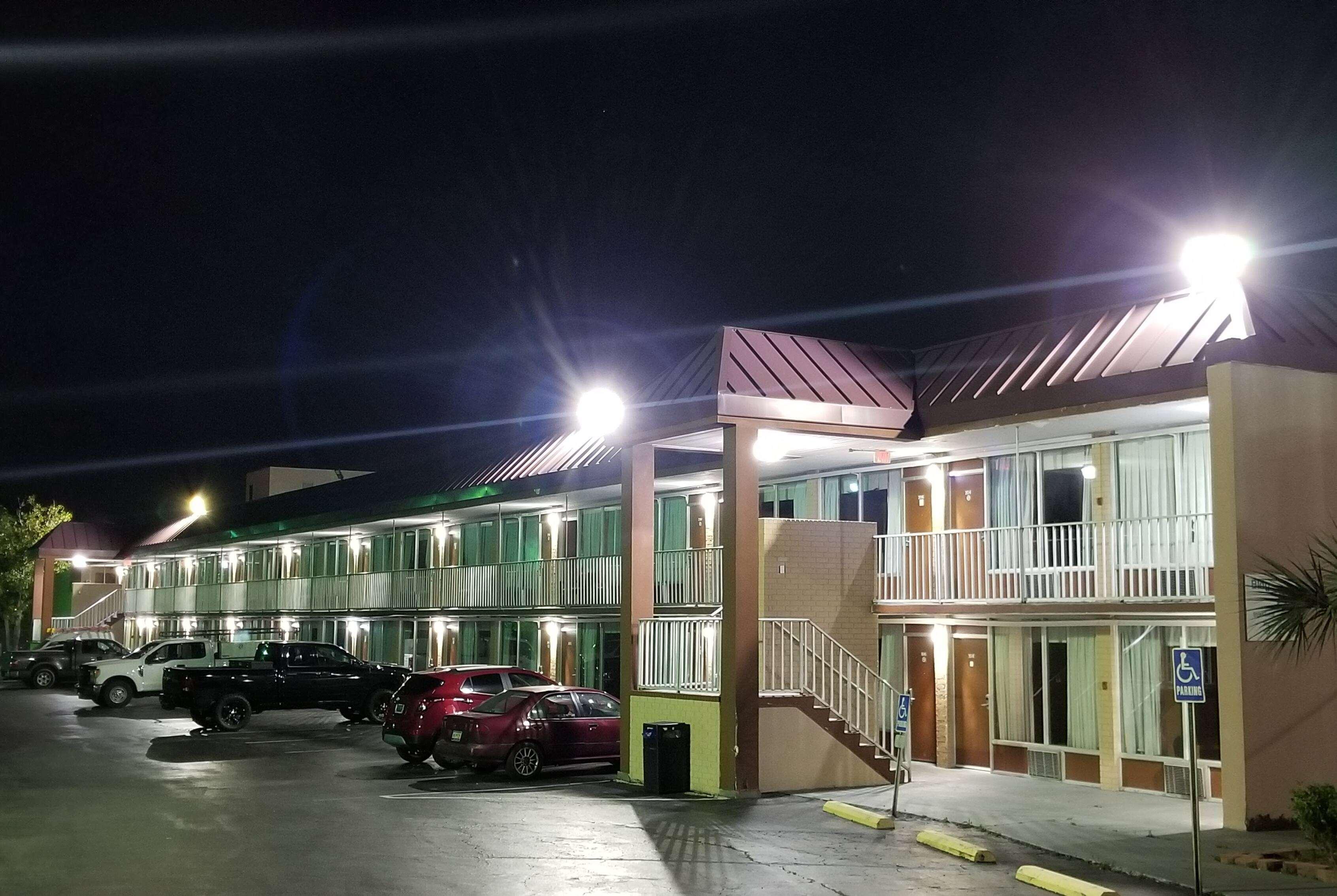 Days Inn & Suites By Wyndham Charleston Airport West Норт Чарлстън Екстериор снимка