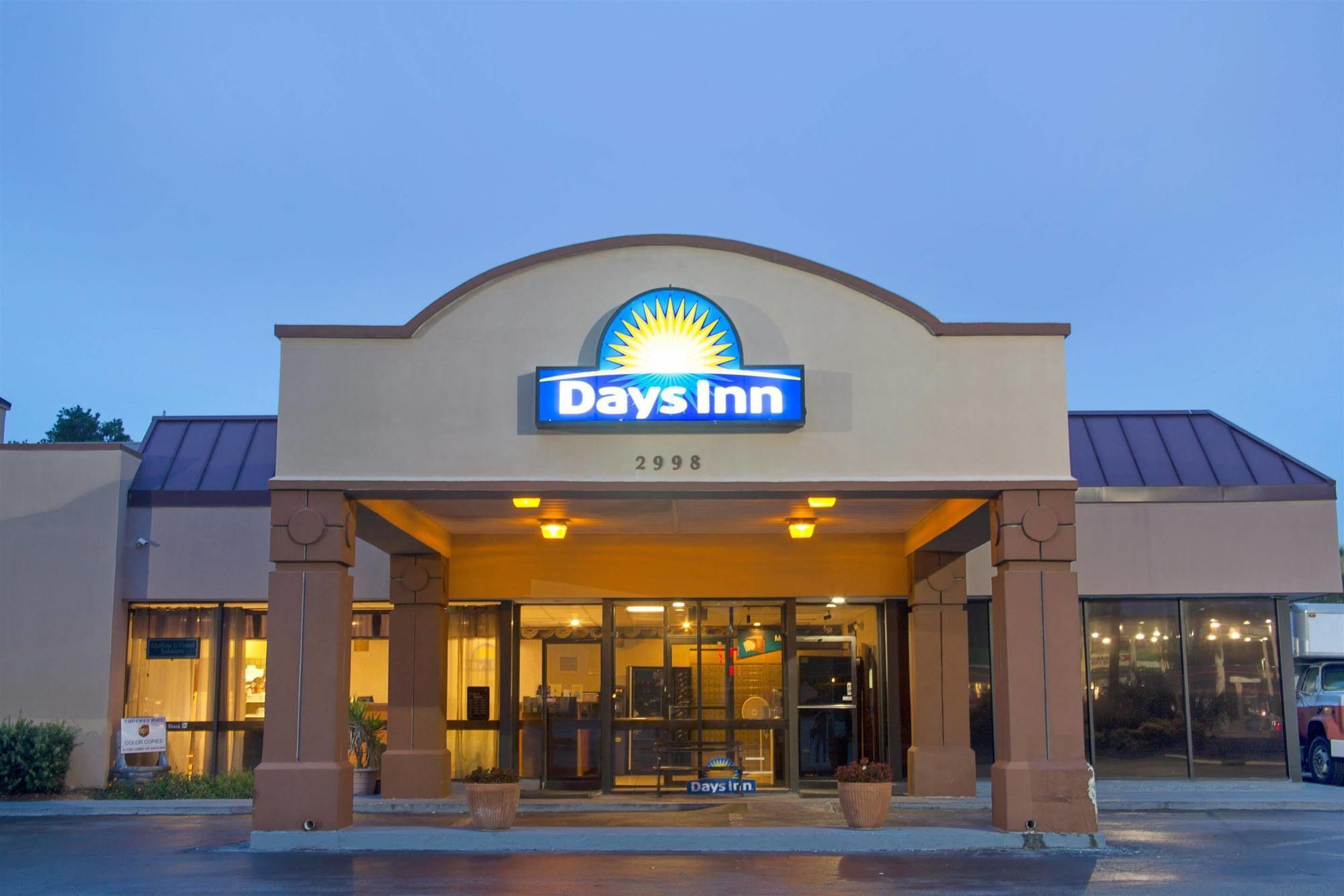 Days Inn & Suites By Wyndham Charleston Airport West Норт Чарлстън Екстериор снимка