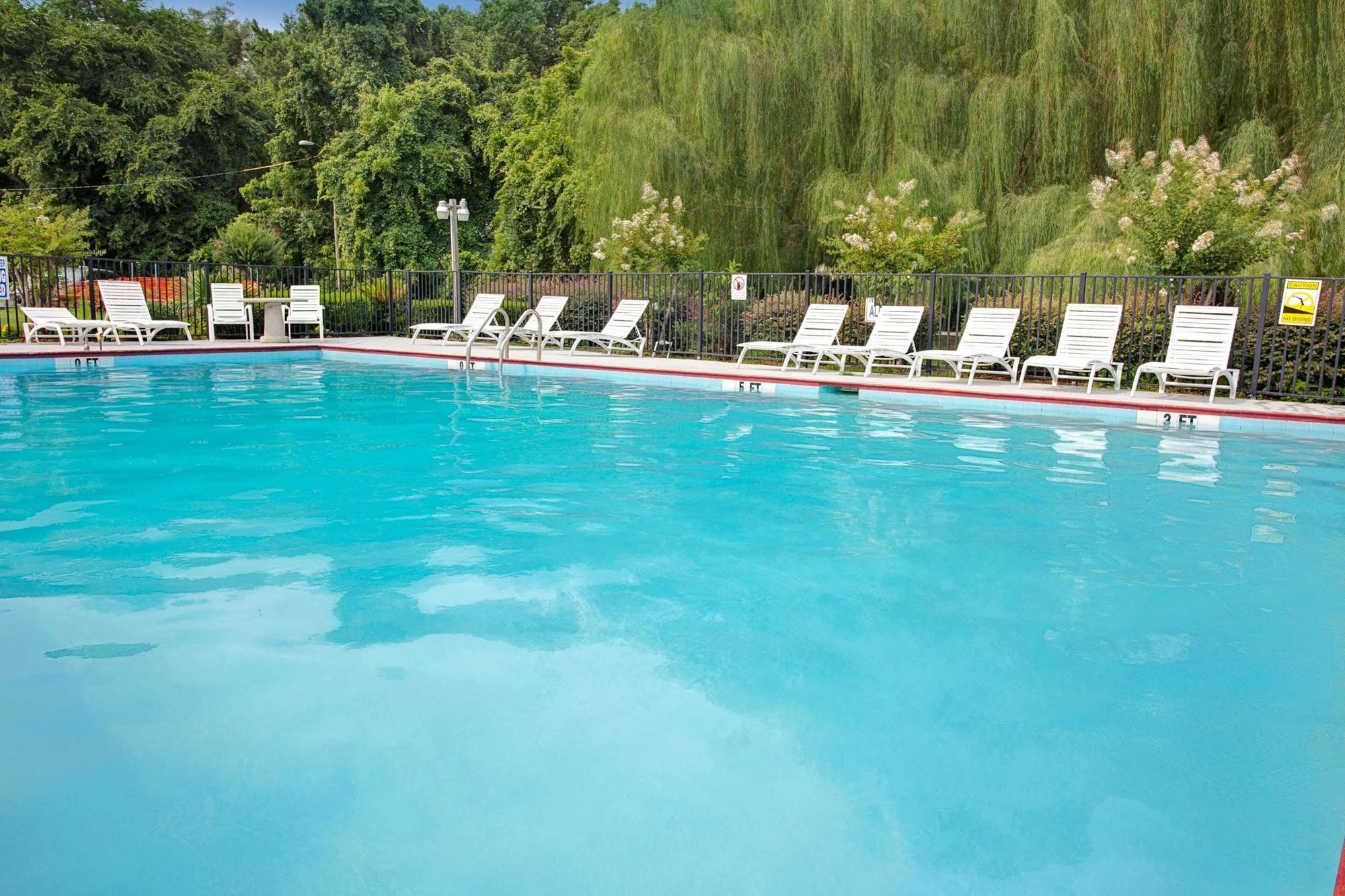 Days Inn & Suites By Wyndham Charleston Airport West Норт Чарлстън Екстериор снимка