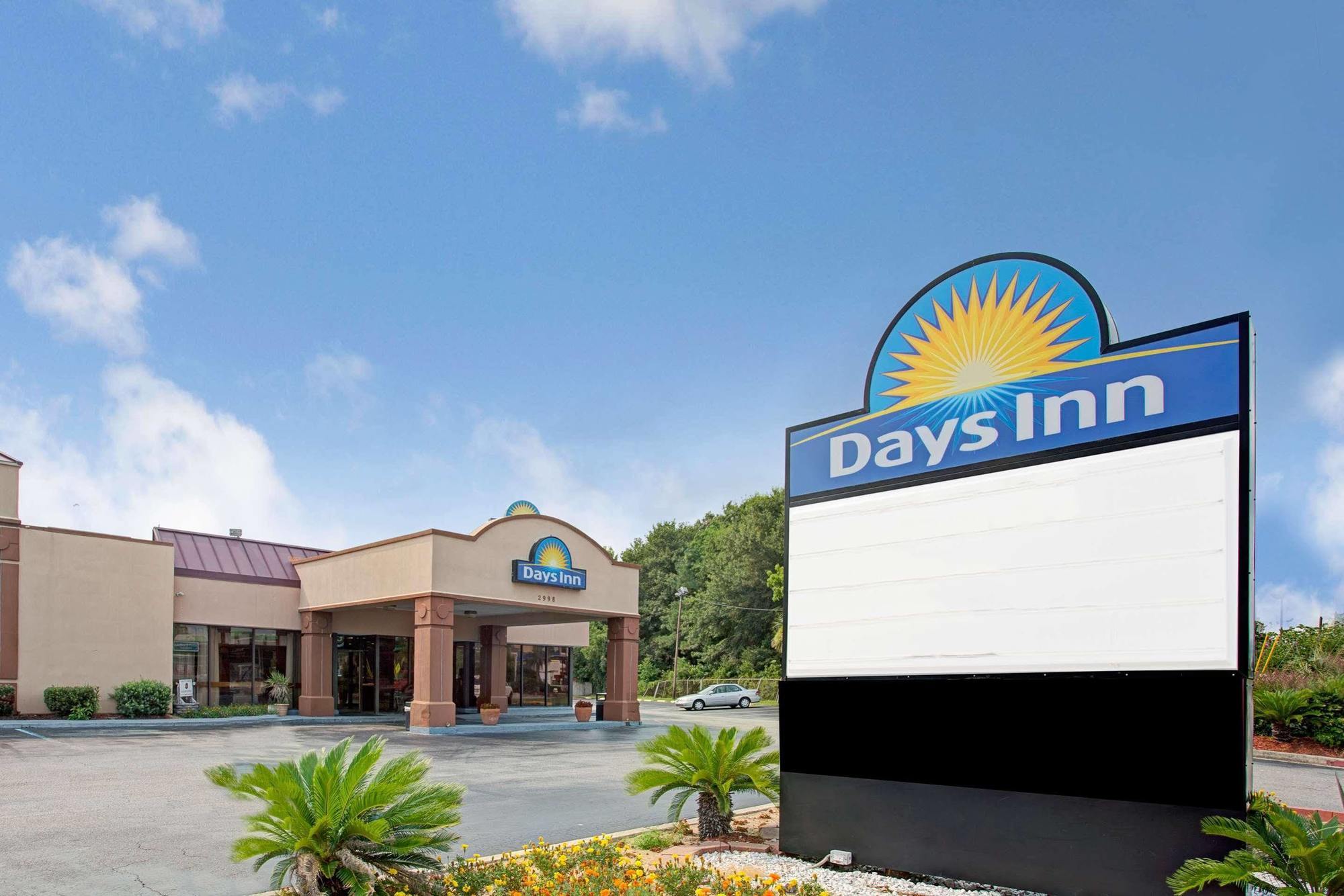 Days Inn & Suites By Wyndham Charleston Airport West Норт Чарлстън Екстериор снимка