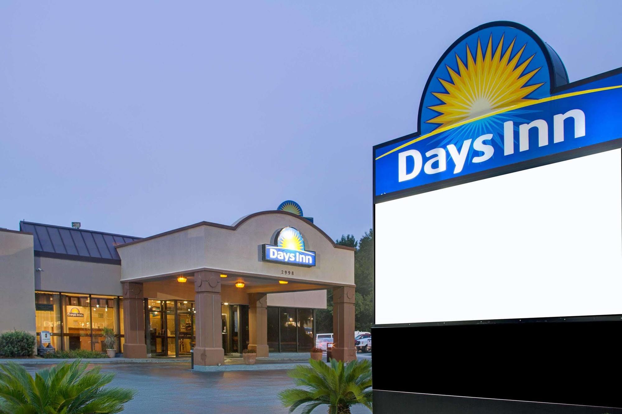 Days Inn & Suites By Wyndham Charleston Airport West Норт Чарлстън Екстериор снимка