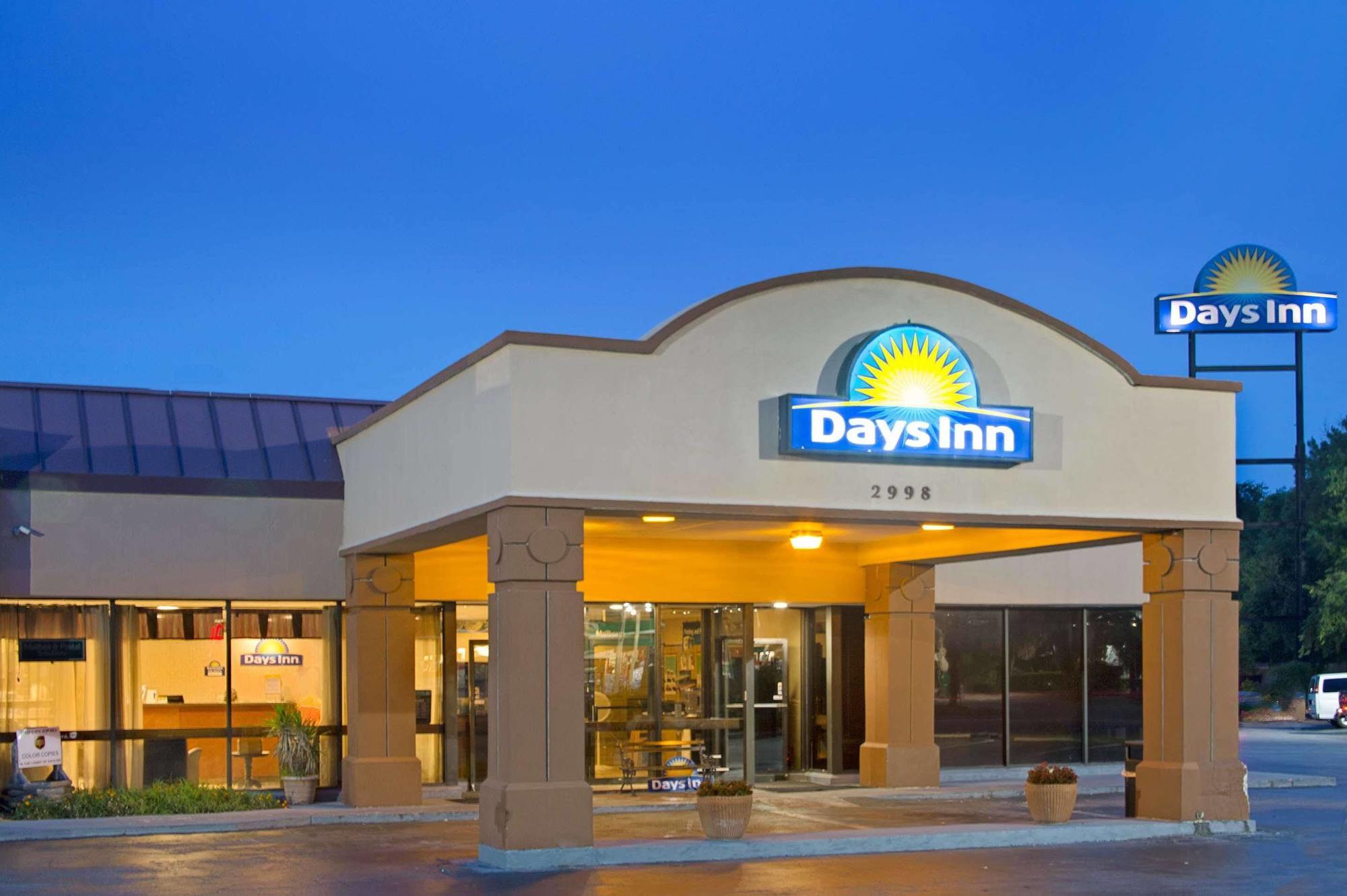 Days Inn & Suites By Wyndham Charleston Airport West Норт Чарлстън Екстериор снимка