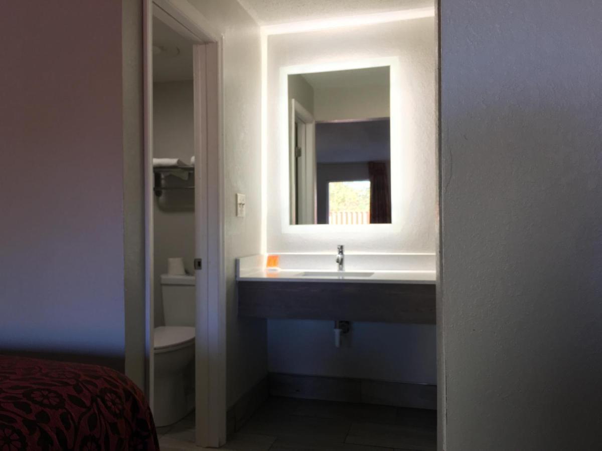 Days Inn & Suites By Wyndham Charleston Airport West Норт Чарлстън Екстериор снимка